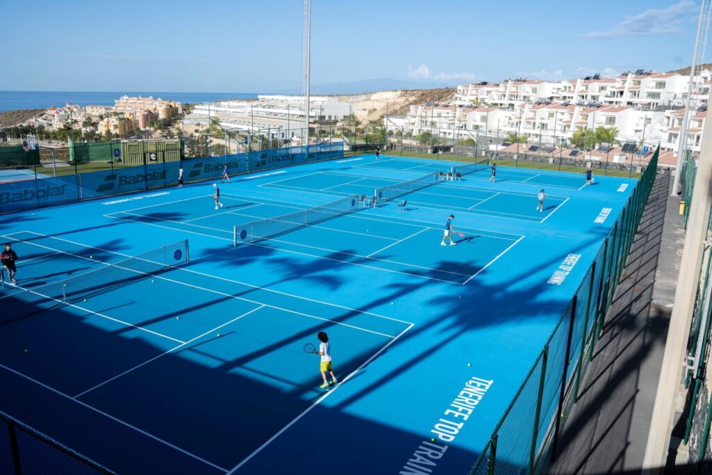 Joueurs de tennis en action sur les 4 courts d'un club de tennis du Sud de Tenerife